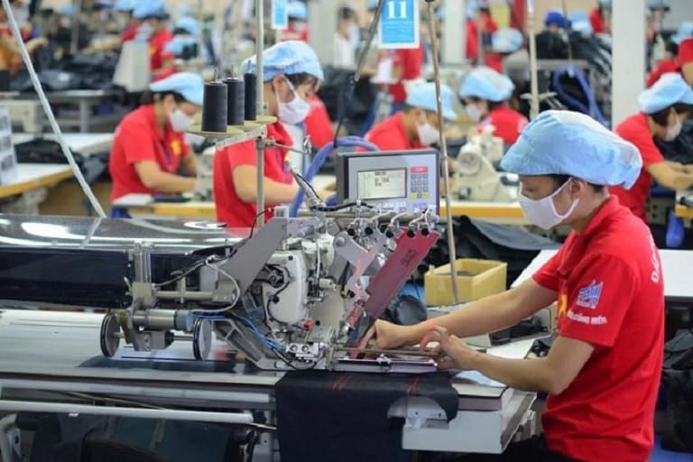 Làm việc tại các dây chuyền sản xuất là công việc phổ biến